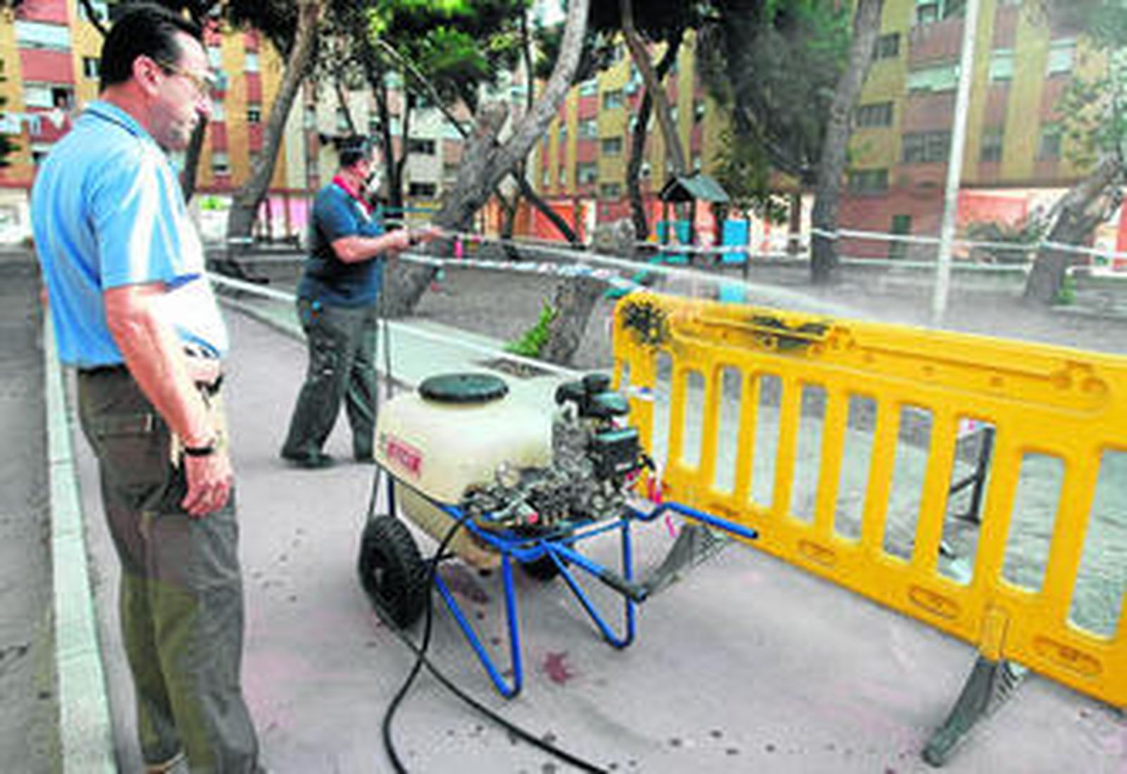 Un operario de la empresa fitosanitaria fumiga el parque infectado.