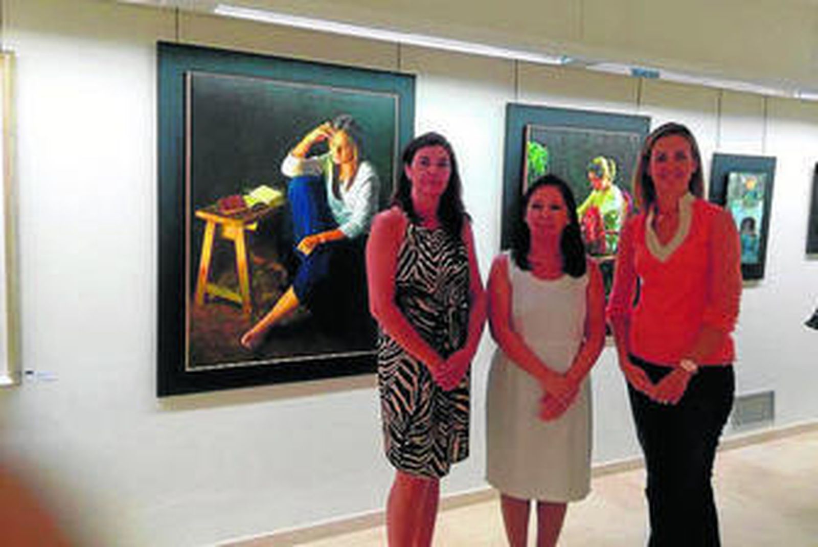 Las responsables municipales posan con la directora de la galería.