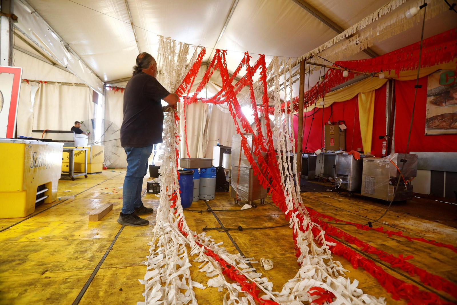 El desmontaje de las casetas de la Feria de Córdoba en El Arenal, en imágenes