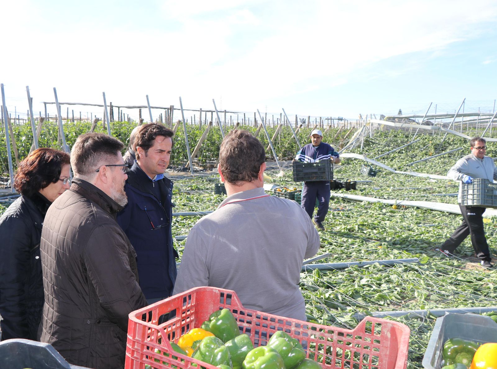 Sánchez Haro y el alcalde de El Ejido, durante su visita a la zona dañada.