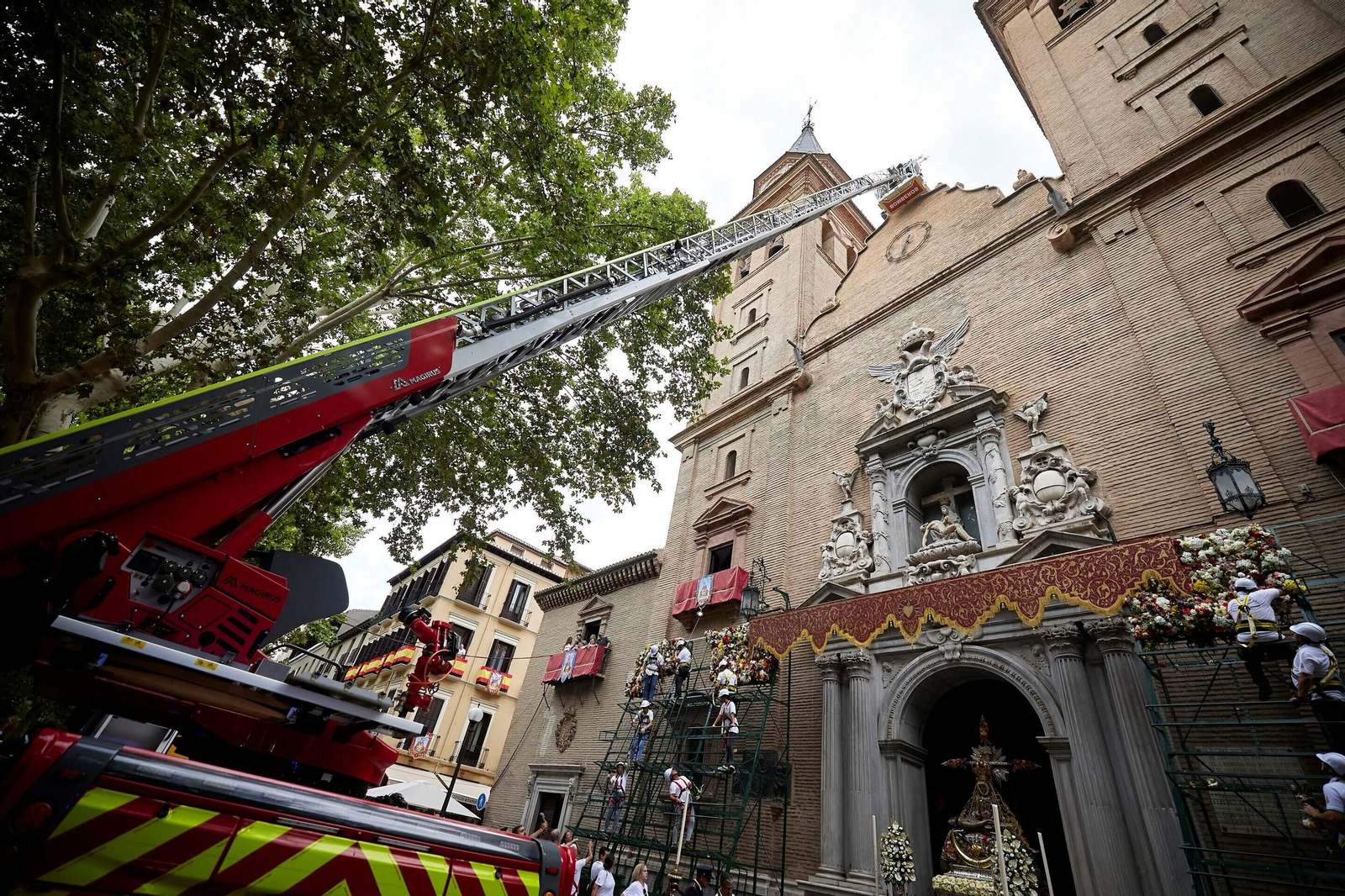 Granada se vuelca con la ofrenda floral en la Basílica de la Virgen de las Angustias