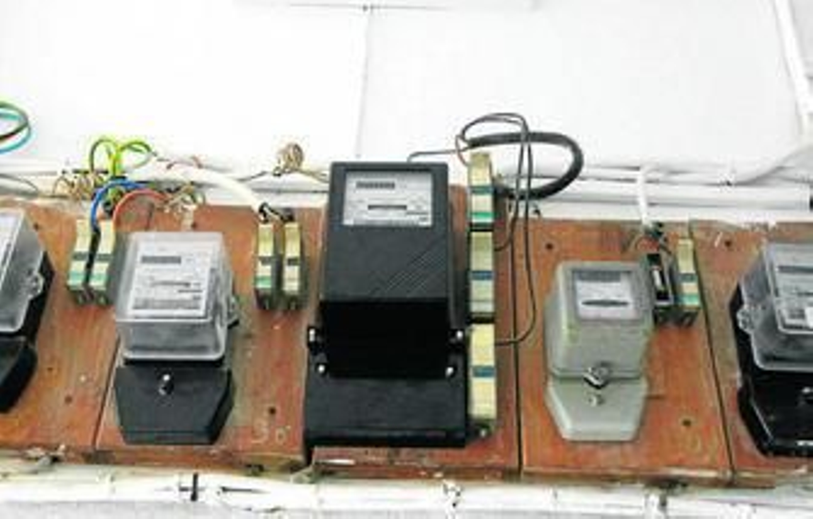 Contadores eléctricos en una finca de la capital gaditana.