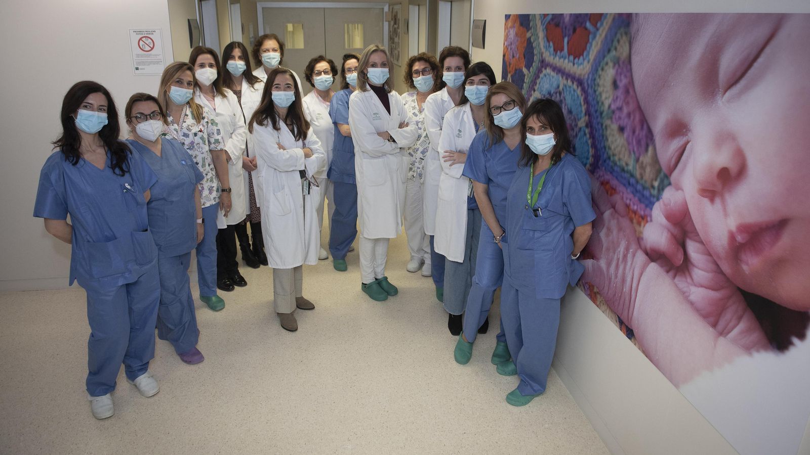 Mariana Romero, Amelia Gallego, Pilar Tirado, Cristina Fernández-Conde, Valme Gómez, Rosa Ostos (jefa del servicio de Ginecología y Obstetricia), Pepa Cantero, Angustias Cantero, Elena Mantrana (coordinadora de la Unidad de Reproducción Humana Asistida), Victoria Ortiz, Lola Gómez, Sara García, Rosa Barea e Isabel Álvarez. Mariana Romero, Amelia Gallego, Pilar Tirado, Cristina Fernández-Conde, Valme Gómez, Rosa Ostos (jefa del servicio de Ginecología y Obstetricia), Pepa Cantero, Angustias Cantero, Elena Mantrana (coordinadora de la Unidad de Reproducción Humana Asistida), Victoria Ortiz, Lola Gómez, Sara García, Rosa Barea e Isabel Álvarez.
