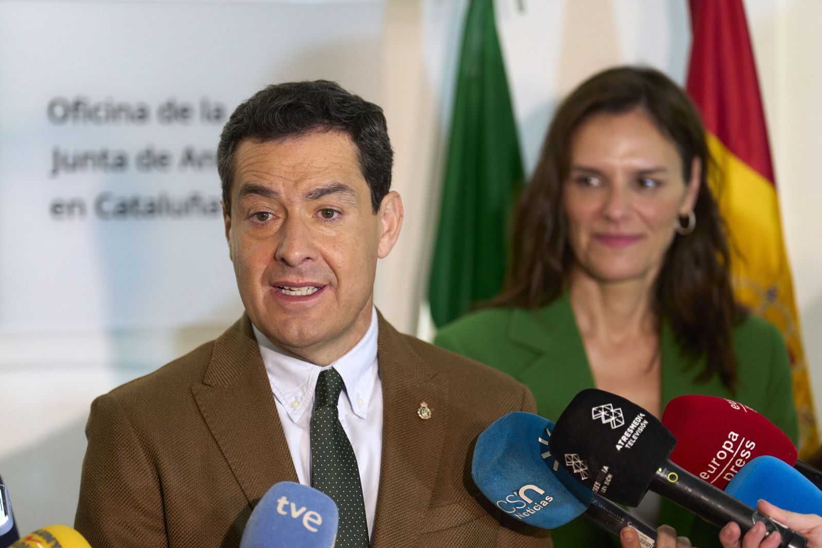 Juanma Moreno en la sede de la Delegación del Gobierno en Barcelona.