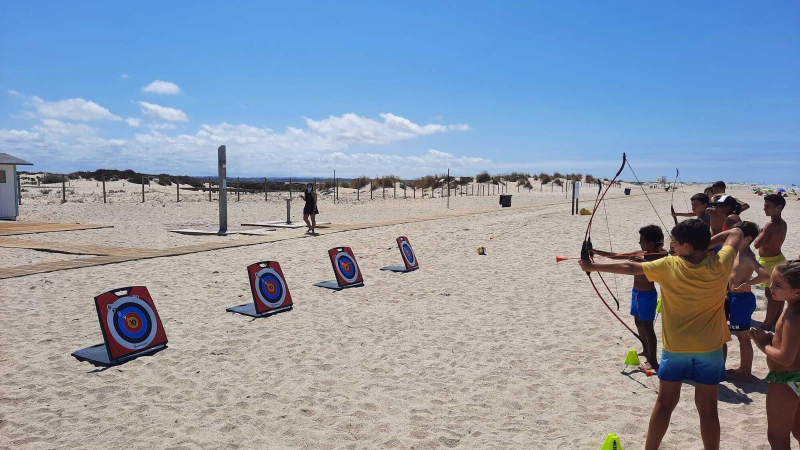 Prácticas de tiro con arco en las actividades del campamento de verano de la Escuela de Surf Camposoto.