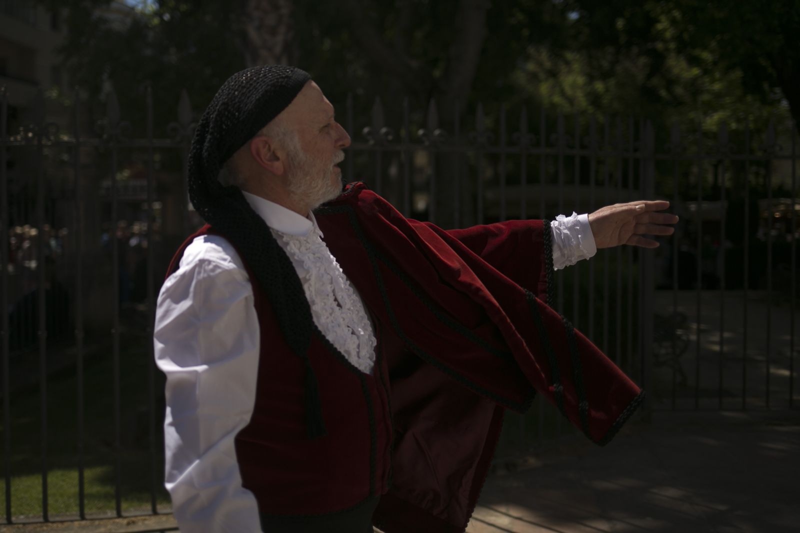 Hombre ataviado con ropa de la época