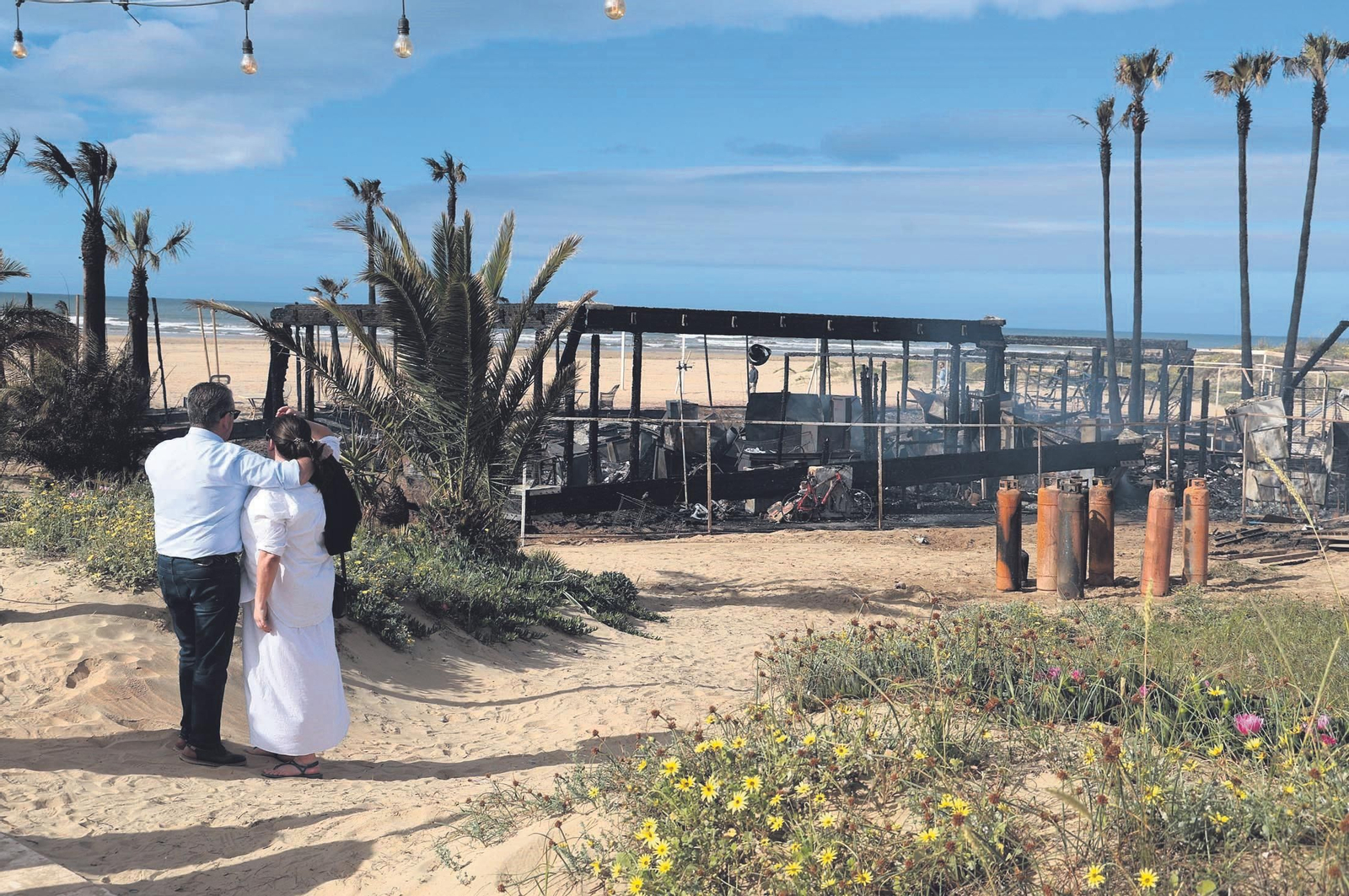 La hija del dueño, María Camacho, observa los restos de El Tabla.
