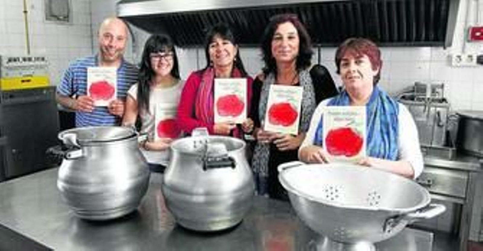Padres y personal del comedor con el libro de recetas que presentarán el próximo miércoles.