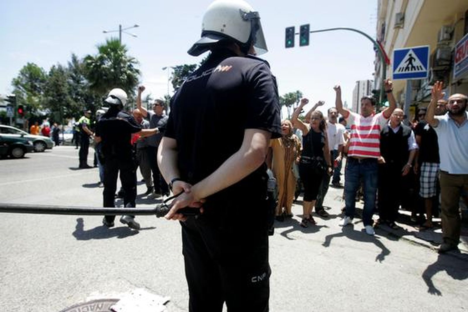 Unas 200 personas reclaman el Sahara libre antes el Consulado de Marruecos donde les responden unos 30 marroquíes gritando y besando la bandera de su país./Fotos:J.M.Quiñones

Foto: J.M.Q.