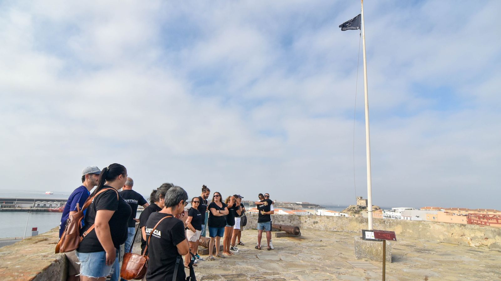 Homenaje a las victimas de la tragedia de 100% Fun Tarifa