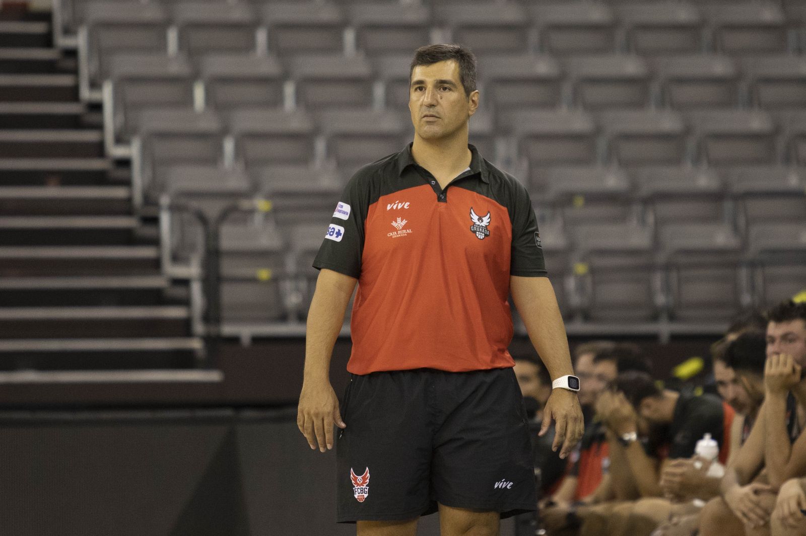 Pablo Pin observa el juego de sus jugadores.