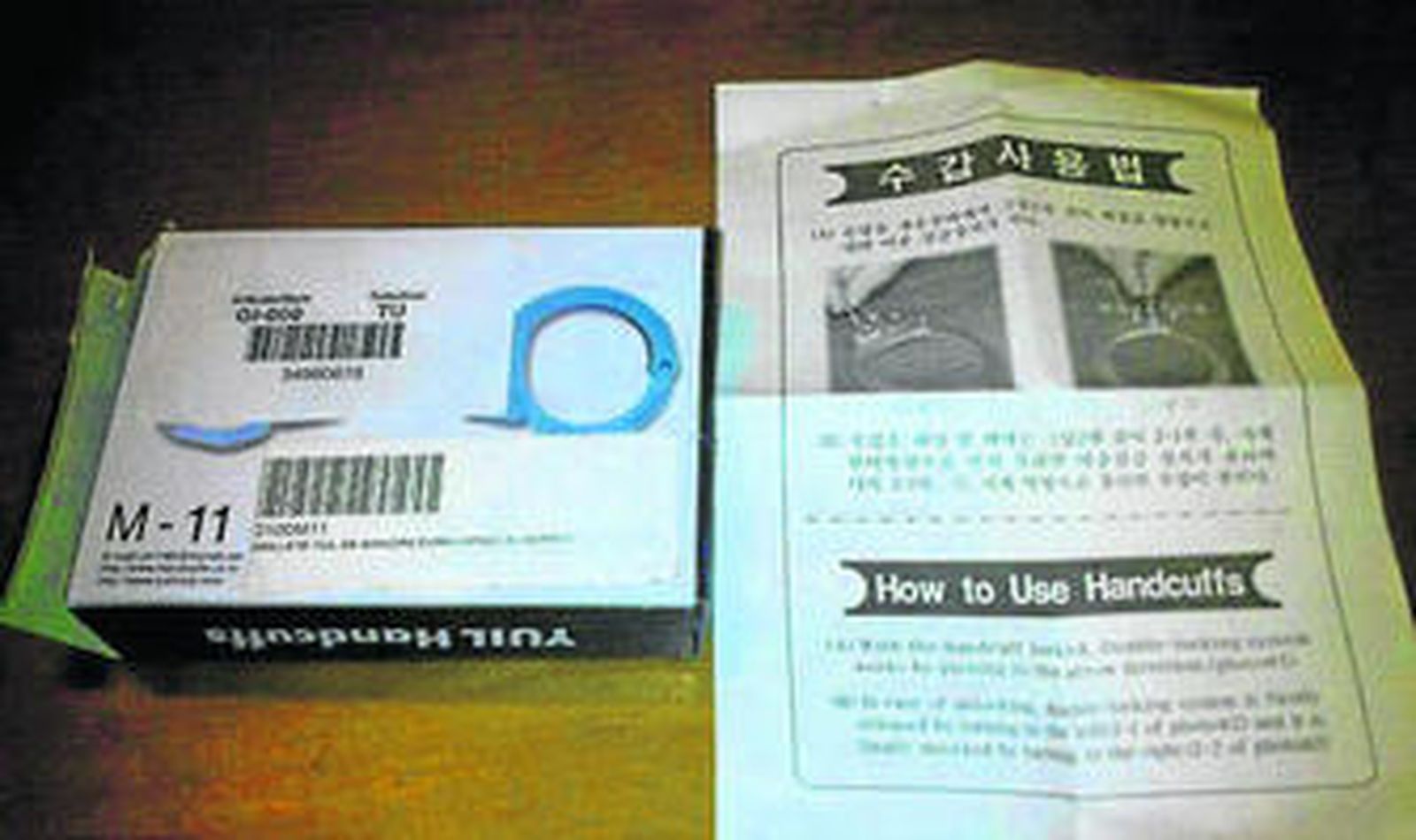 Los grilletes y sus instrucciones en chino e inglés.