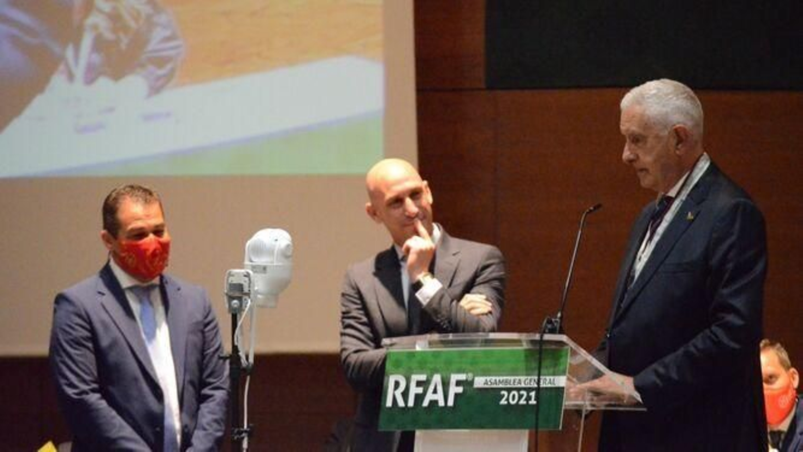 José Antonio Bernal, tras recibir la medalla de manos de Luis Rubiales y Pablo Lozano, presidente de la Española y Andaluza de fútbol respectivamente.