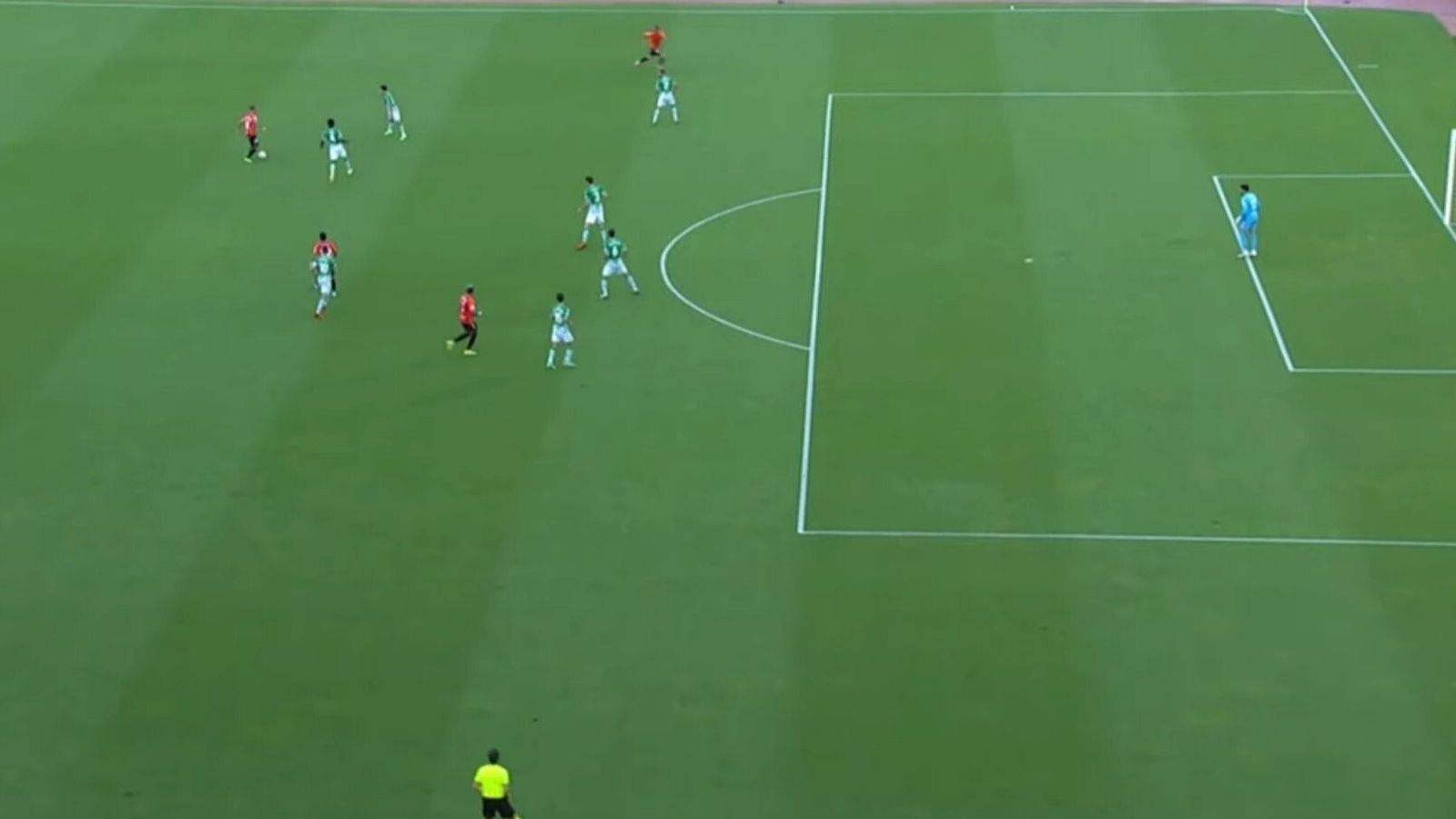 Una captura de pantalla que refleja el posicionamiento del Betis en defensa en el gol.