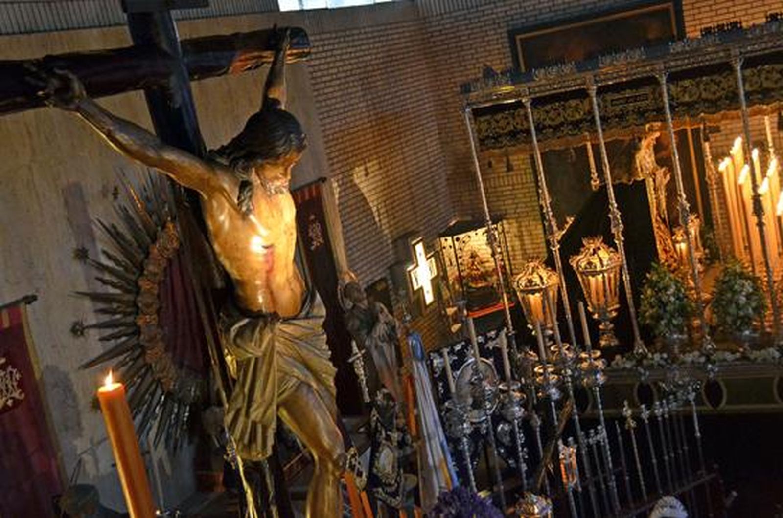 Los dos pasos de la hermandad del Cristo de la Defensión, dentro del convento de Capuchinos tras anunciarse que no iba a haber estación de penitencia este año.

Foto: Manuel Aranda