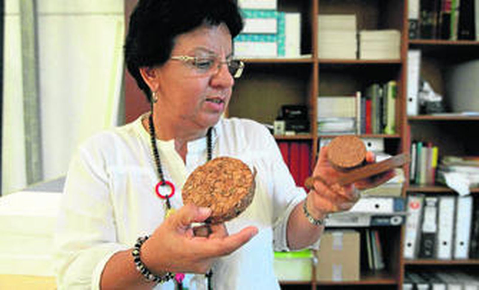 La gerente, María Isabel Rojas, muestra algunos de sus productos a base de fibra de coco.