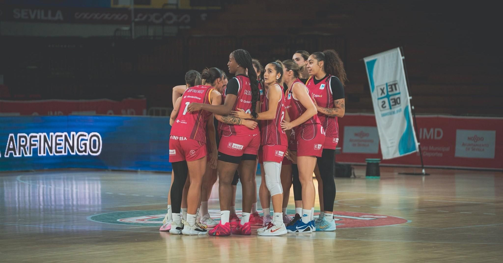 Las jugadoras del Cajasol Baloncesto Sevilla Femenino se animan durante un tiempo muerto.