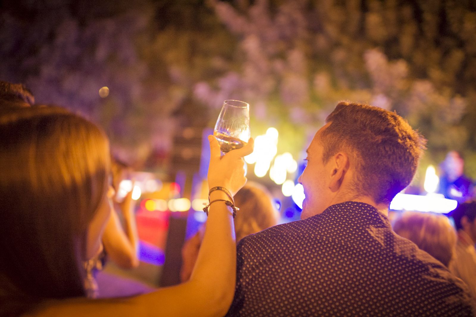 TPF Club. Antes y después de los conciertos Antes de los conciertos y al terminar los mismos se podrá alargar la noche disfrutando en 'The Village' con los conciertos del TPF Club y jóvenes talentos de la música. Se podrá disfrutar del Tapa’s Bar La Tonelería, cenar en el Garden Bar Nomad, tomar una copa en los corners del Village con cocteleros y Mixologist shows en el London nº1 Bartaxi, Mom Gin Kingdom corner o el Rincón del venenciador Tío Pepe. Buen ambiente y bonita decoración para hacer de la noche una velada redonda.