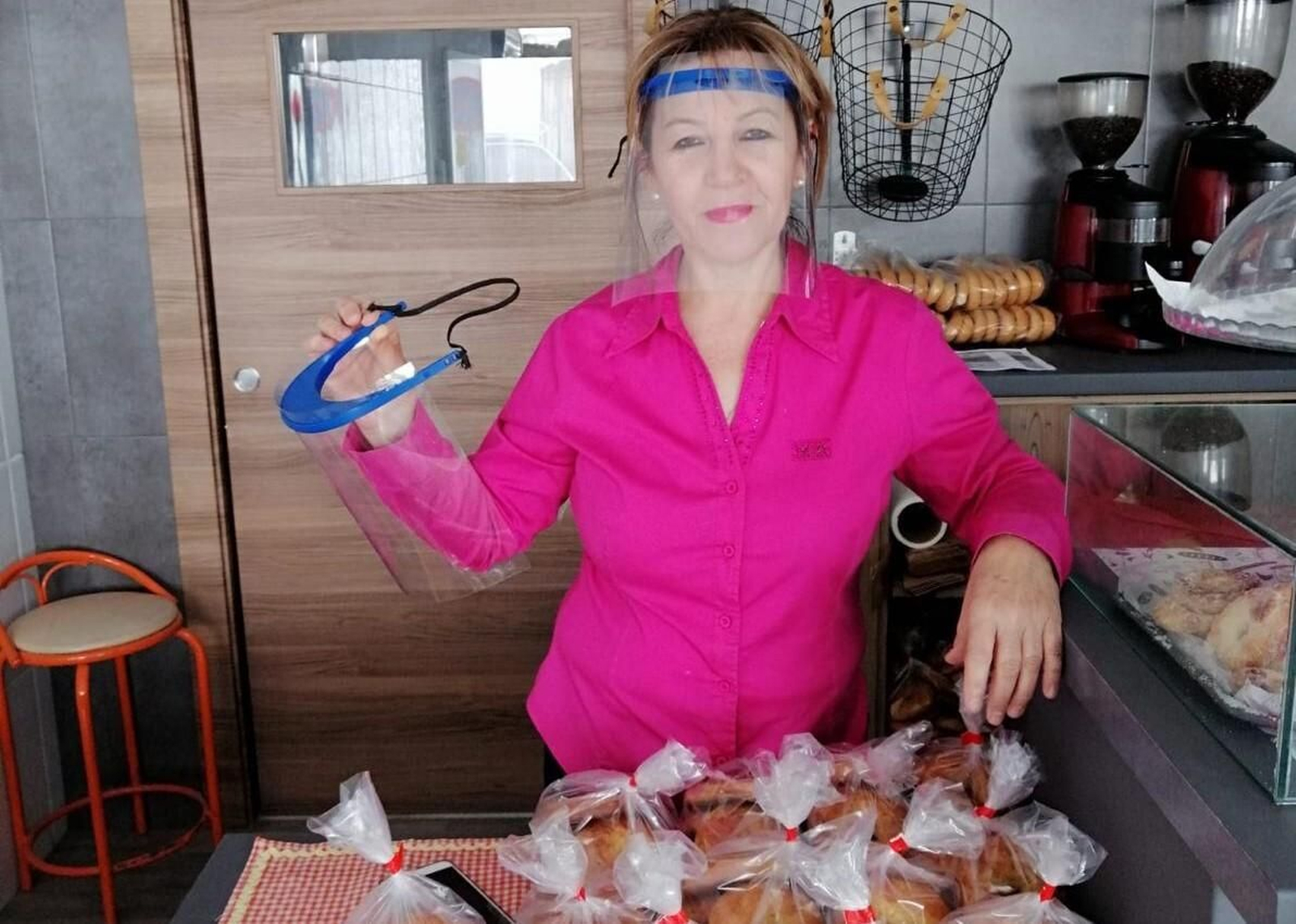 La asociación de comerciantes de Olula del Río entrega pantallas protectoras a sus socios