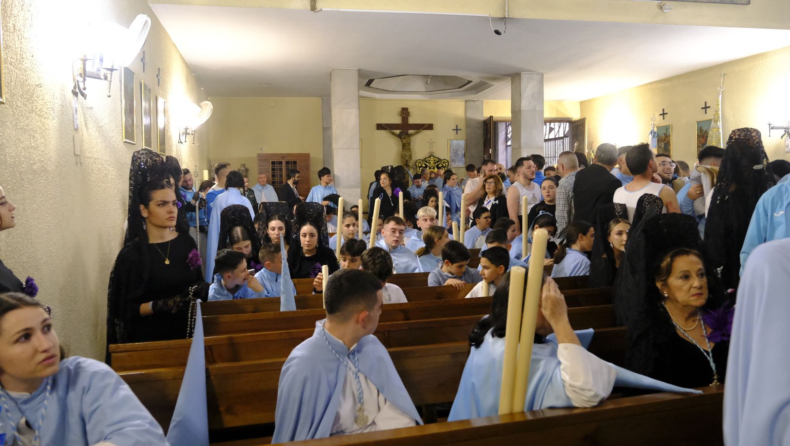 La Procesión de Los Ángeles de sobrepuso a la lluvia, en imágenes