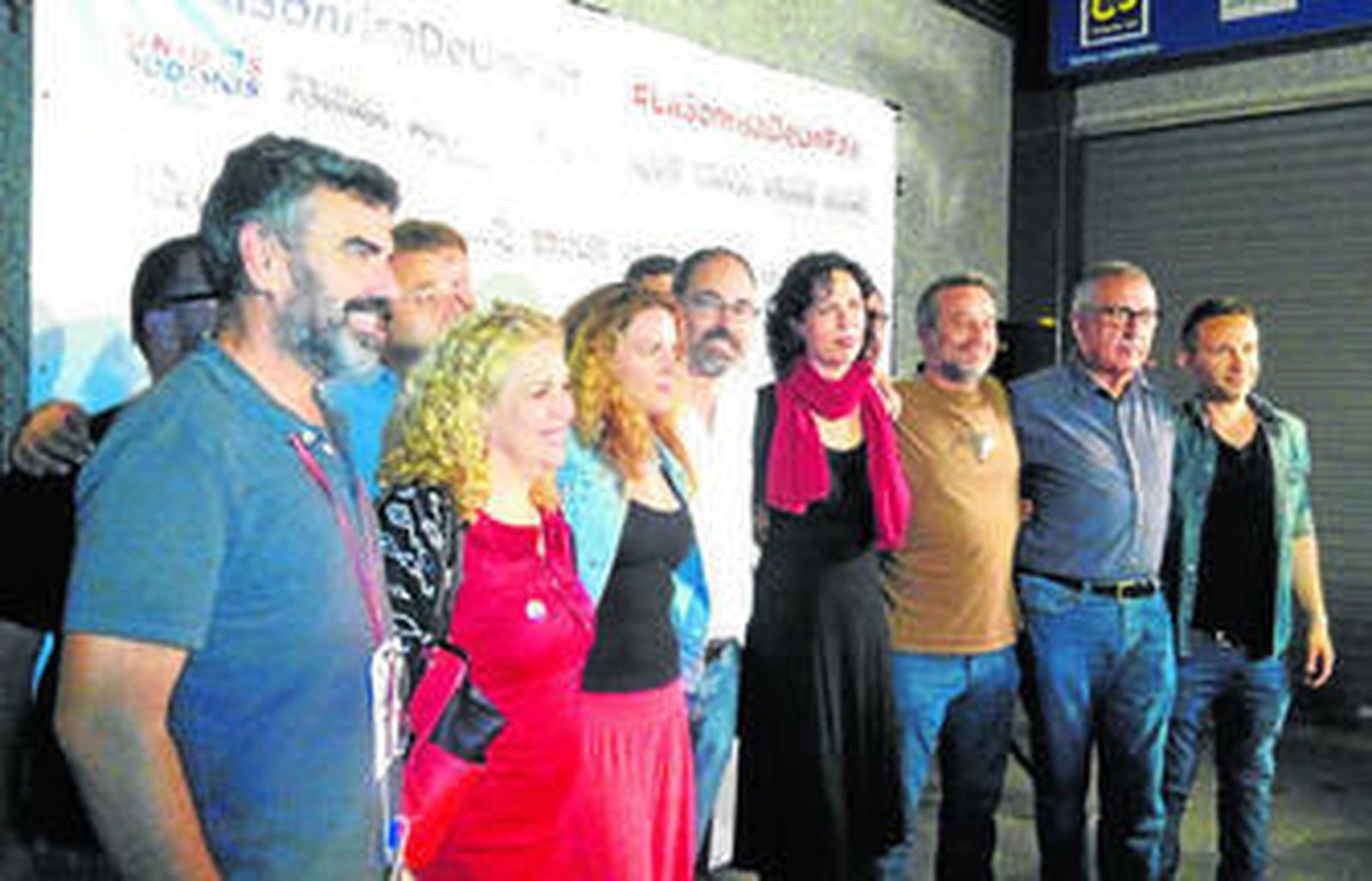 Montero y Sempere, en el centro de la imagen, ayer junto a representantes de ambas formaciones tras conocer los resultados.