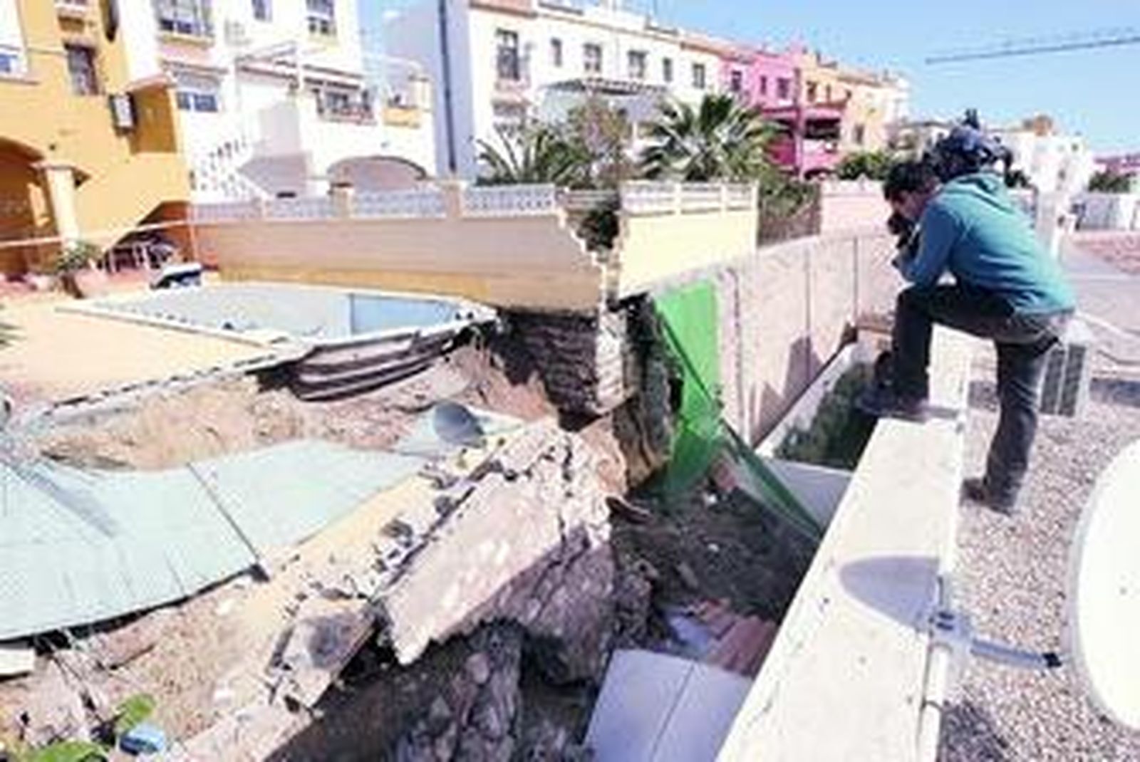 El muro de otra piscina colindante amenaza también con deslizarse.