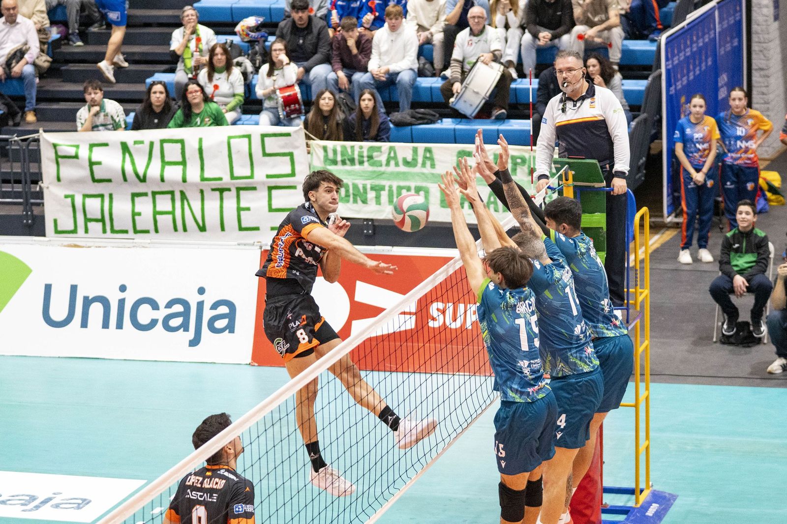 Las imágenes del partido entre Unicaja Costa de Almería y Pamesa Teruel de Superliga de voleibol