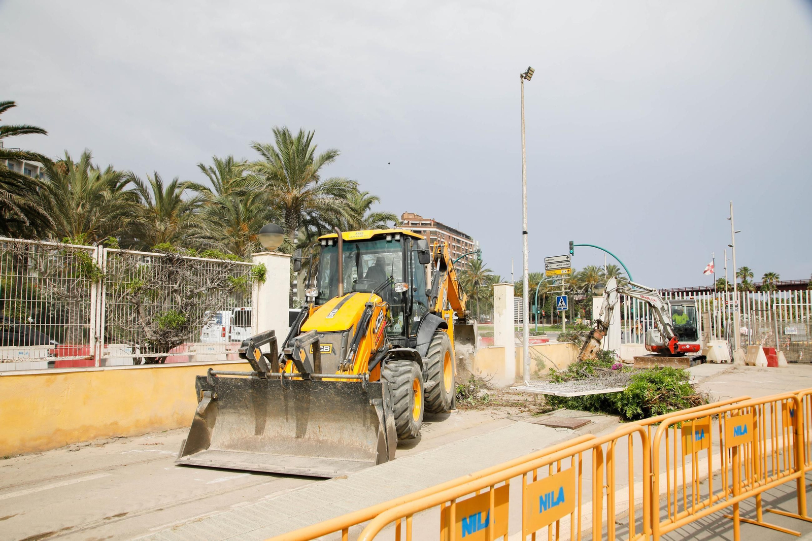 Las imágenes del derribo de la valla del Puerto, entrada de Muelle de Levante y Ribera I de Almería