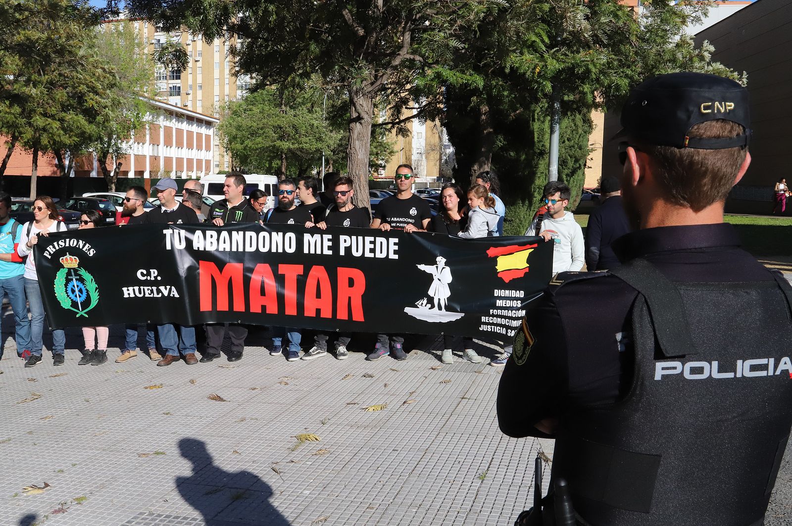 Protesta de funcionarios onubenses de la asociación en La Orden, durante la visita del miércoles pasado del presidente del Gobierno, Pedro Sánchez.