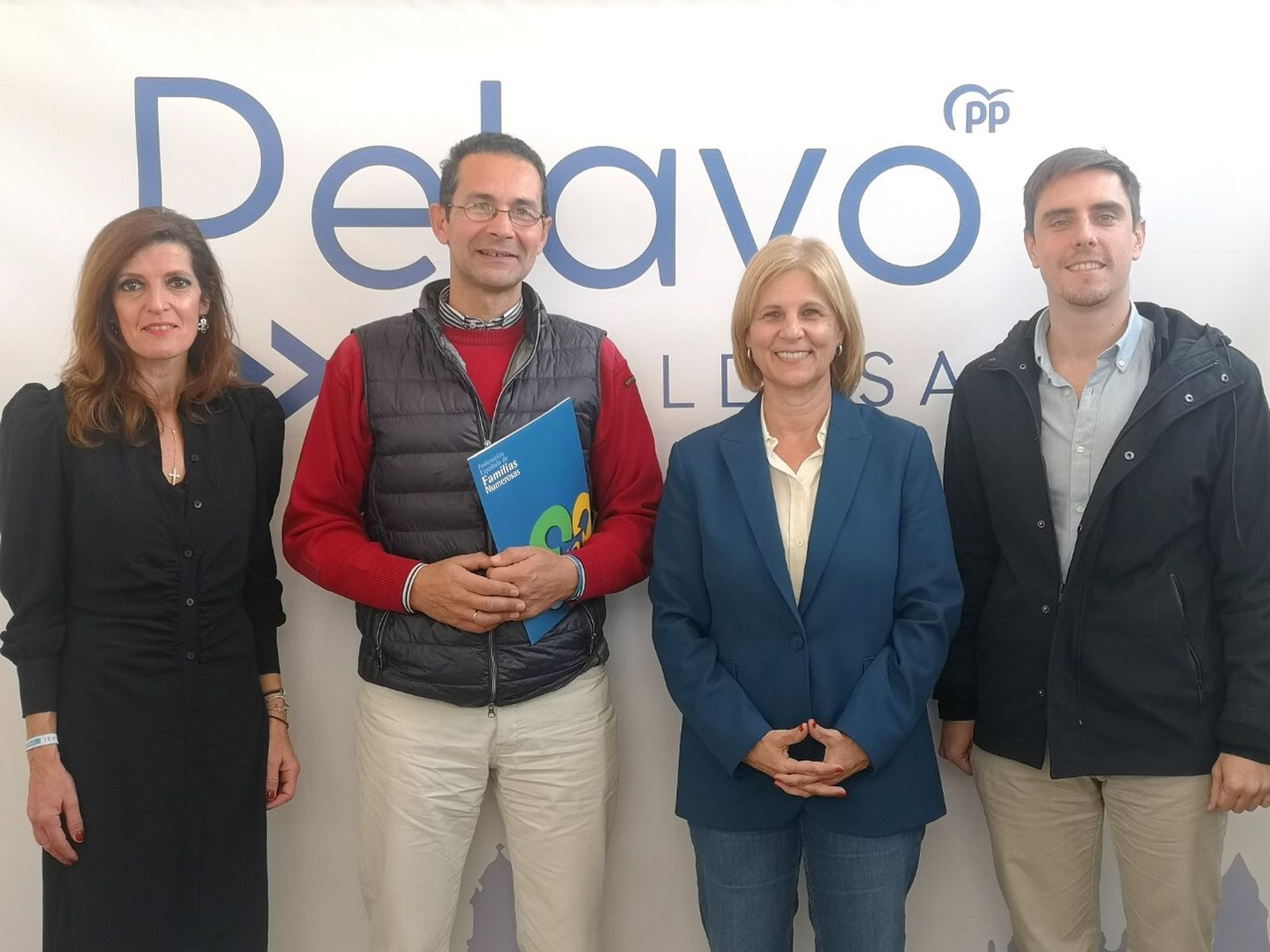 Pelayo y otros miembros del PP con el responsable de la Asociación de Familias Numerosas.