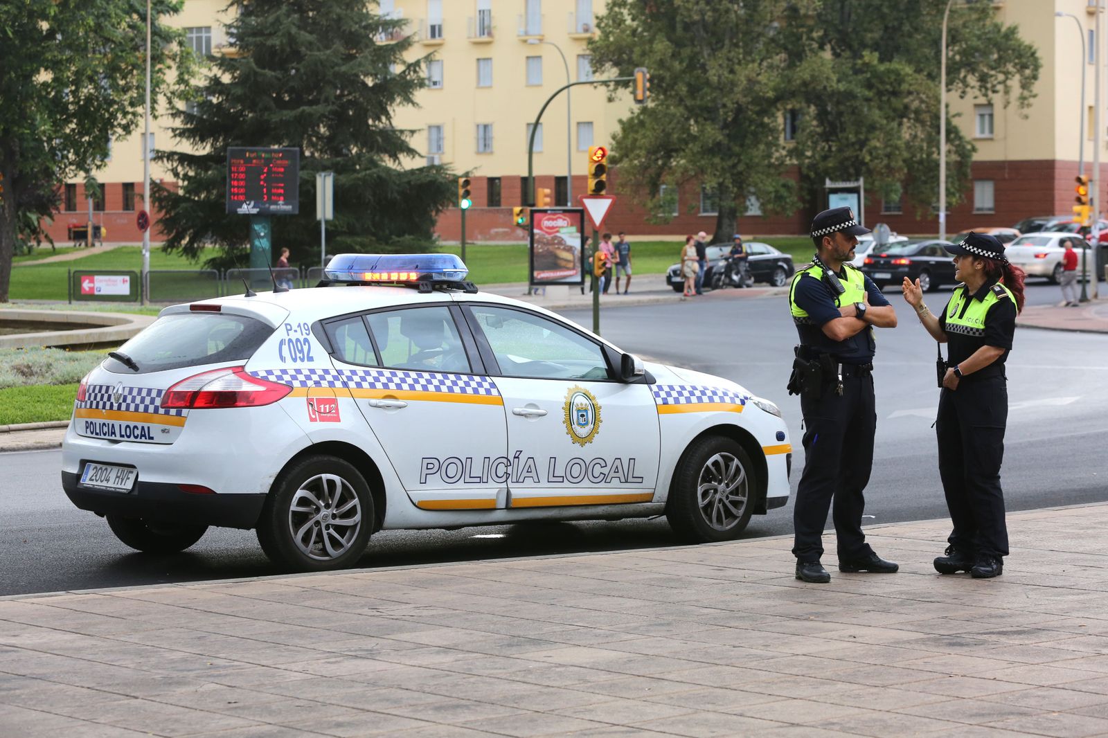 Un vehículo de la Policía Local en la rotonda de los bomberos de la capital.