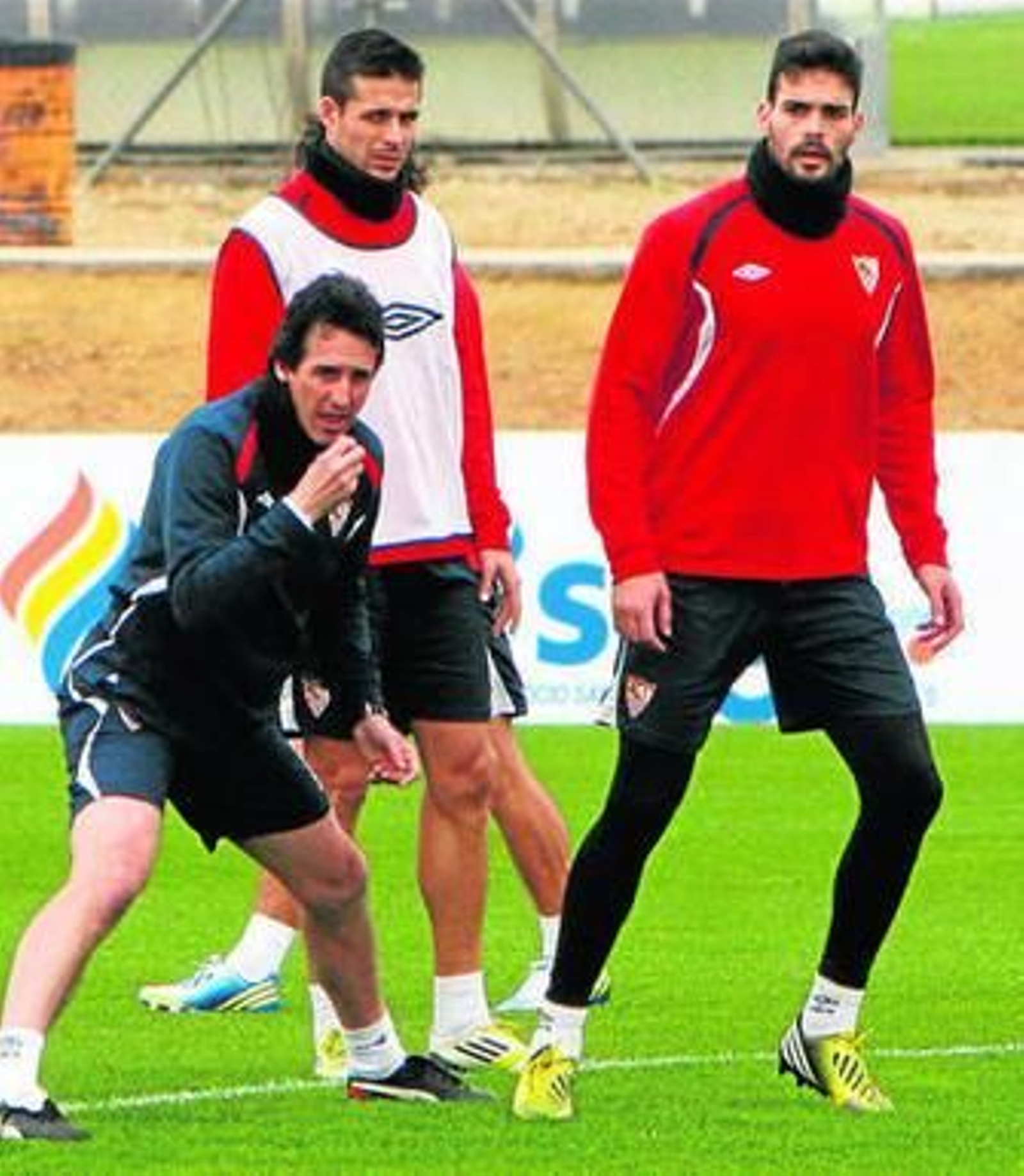 Botía, junto a Manu del Moral y Emery, presto a un ejercicio.