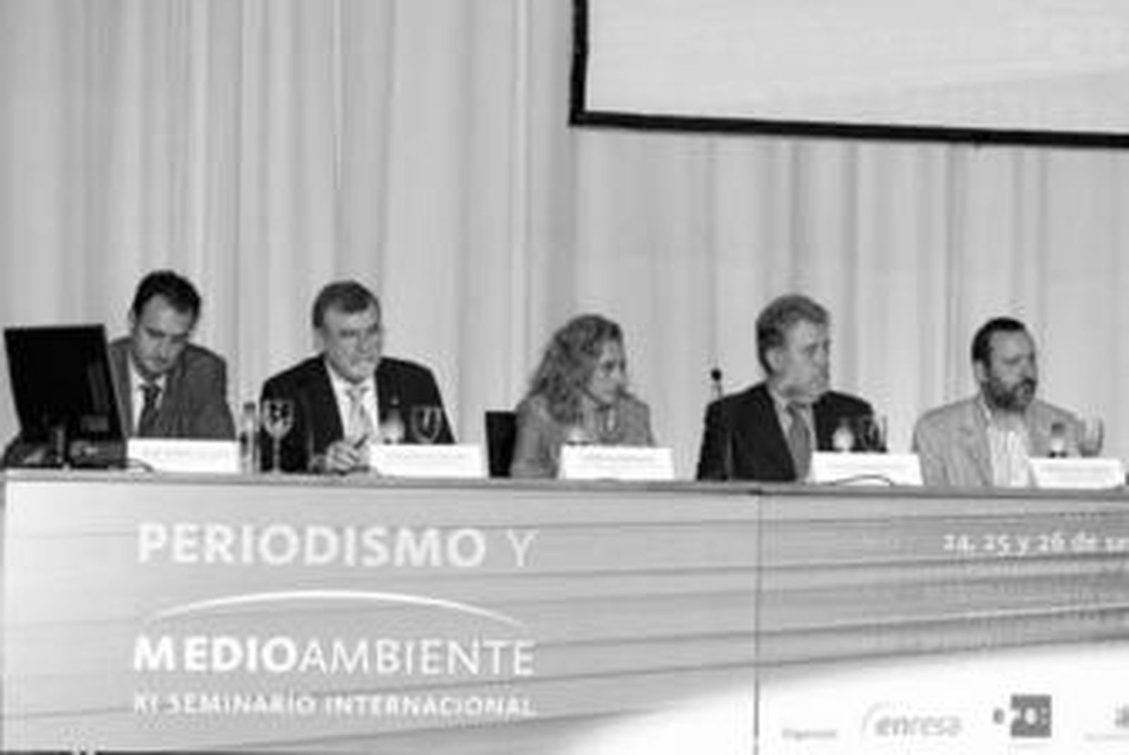 La consejera de Medio Ambiente, y el resto de autoridades, ayer en la inauguración de las jornadas.