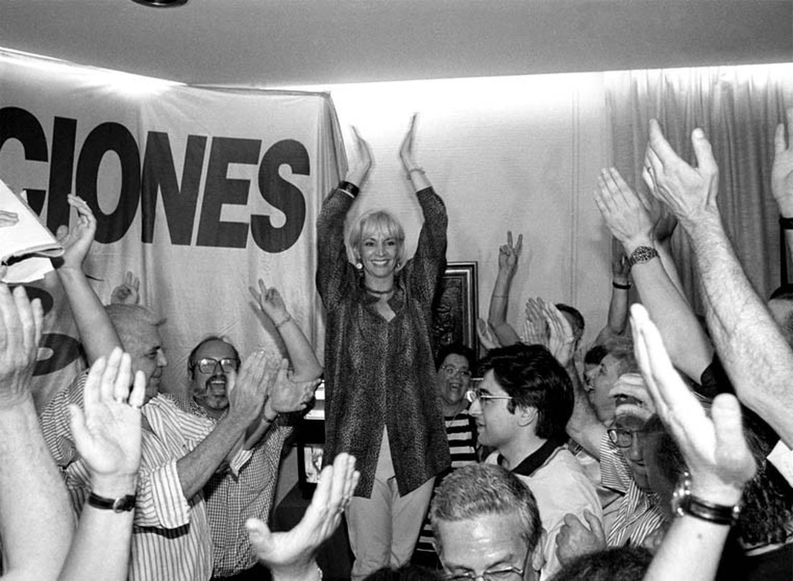 Teófila Martínez celebra su triunfo en el Hotel Francia y París en las elecciones municipales de 1995 con las que llegó a la Alcaldía.