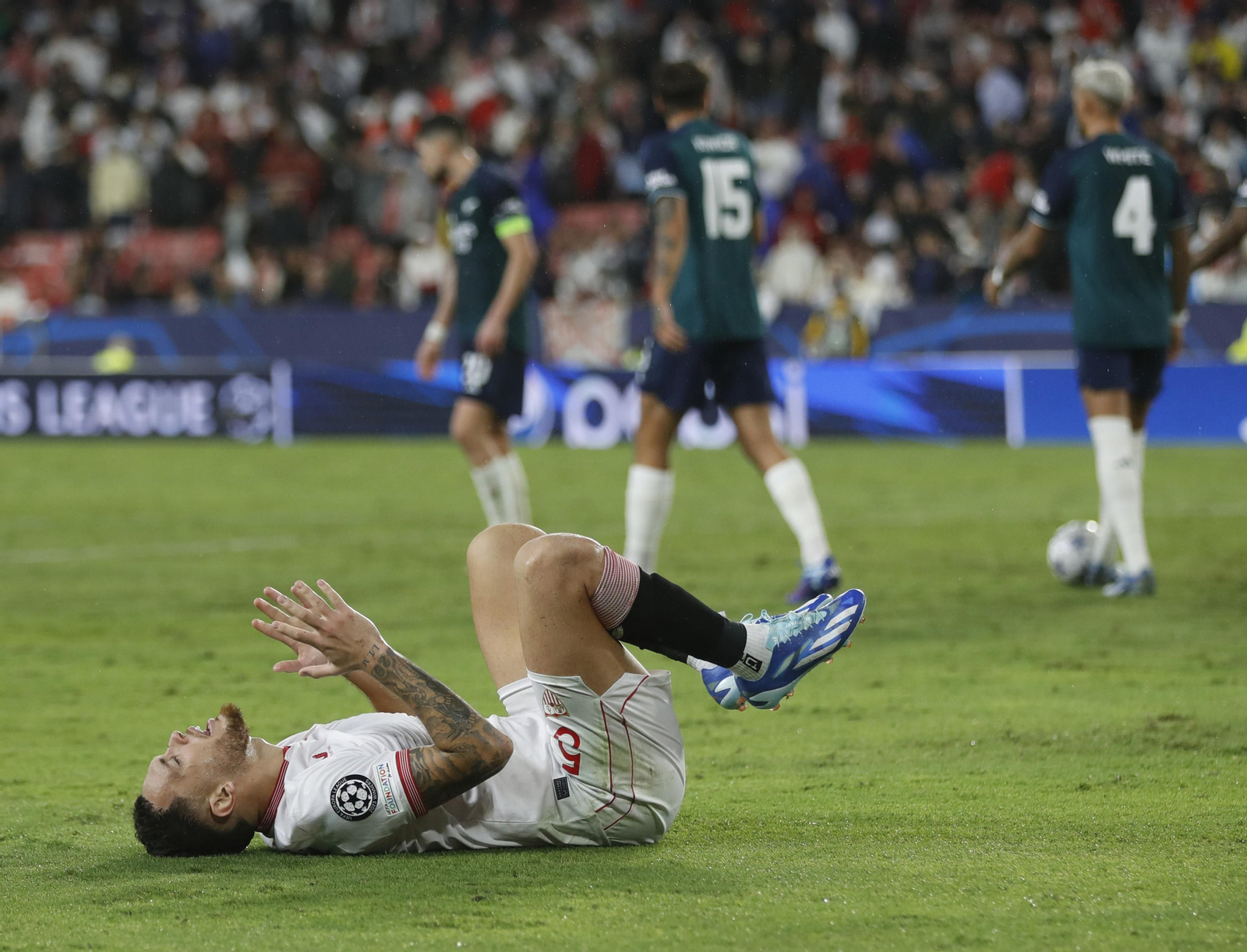 Ocampos se lamenta en el suelo.