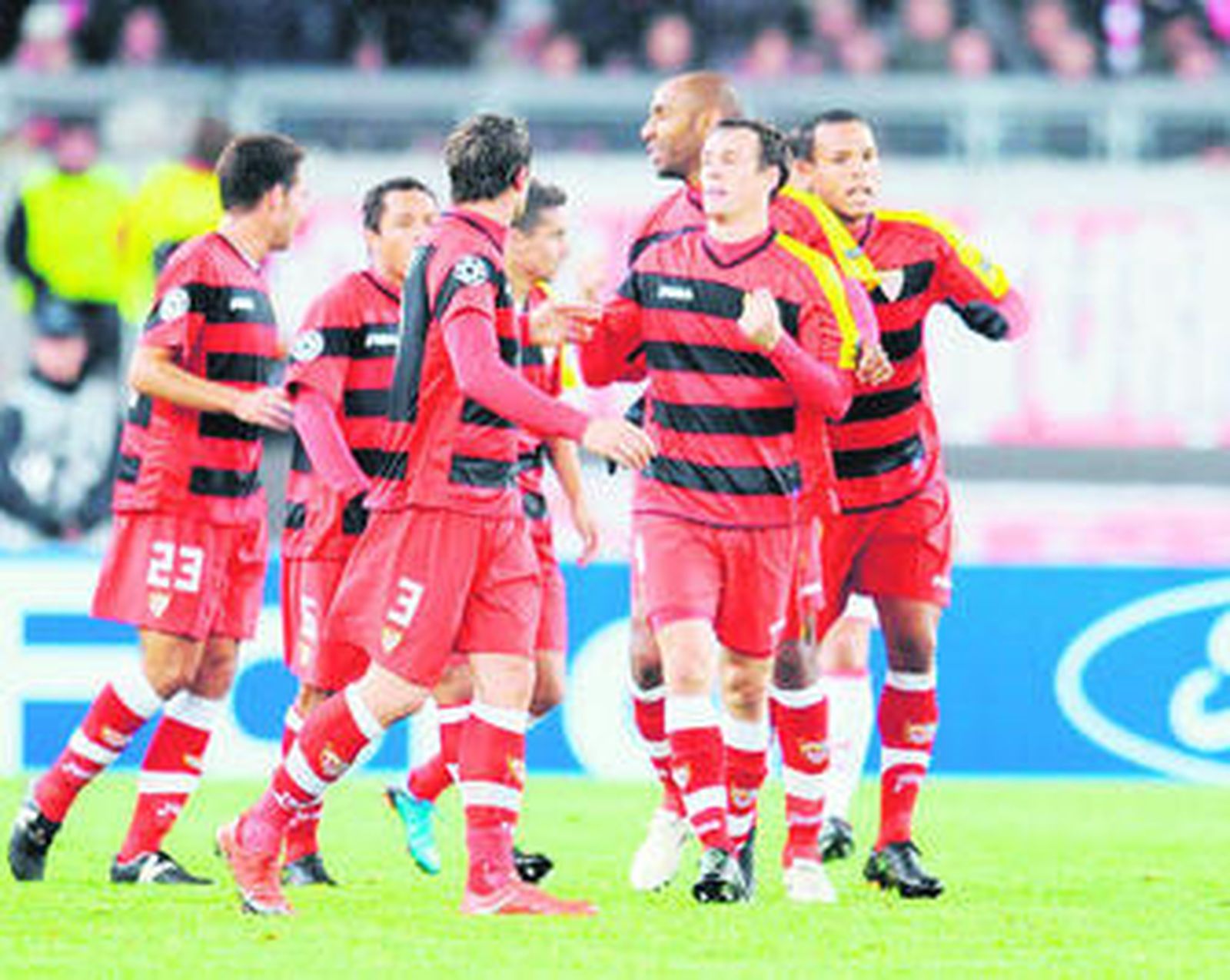 Squilacci celebra con sus compañeros uno de sus goles.