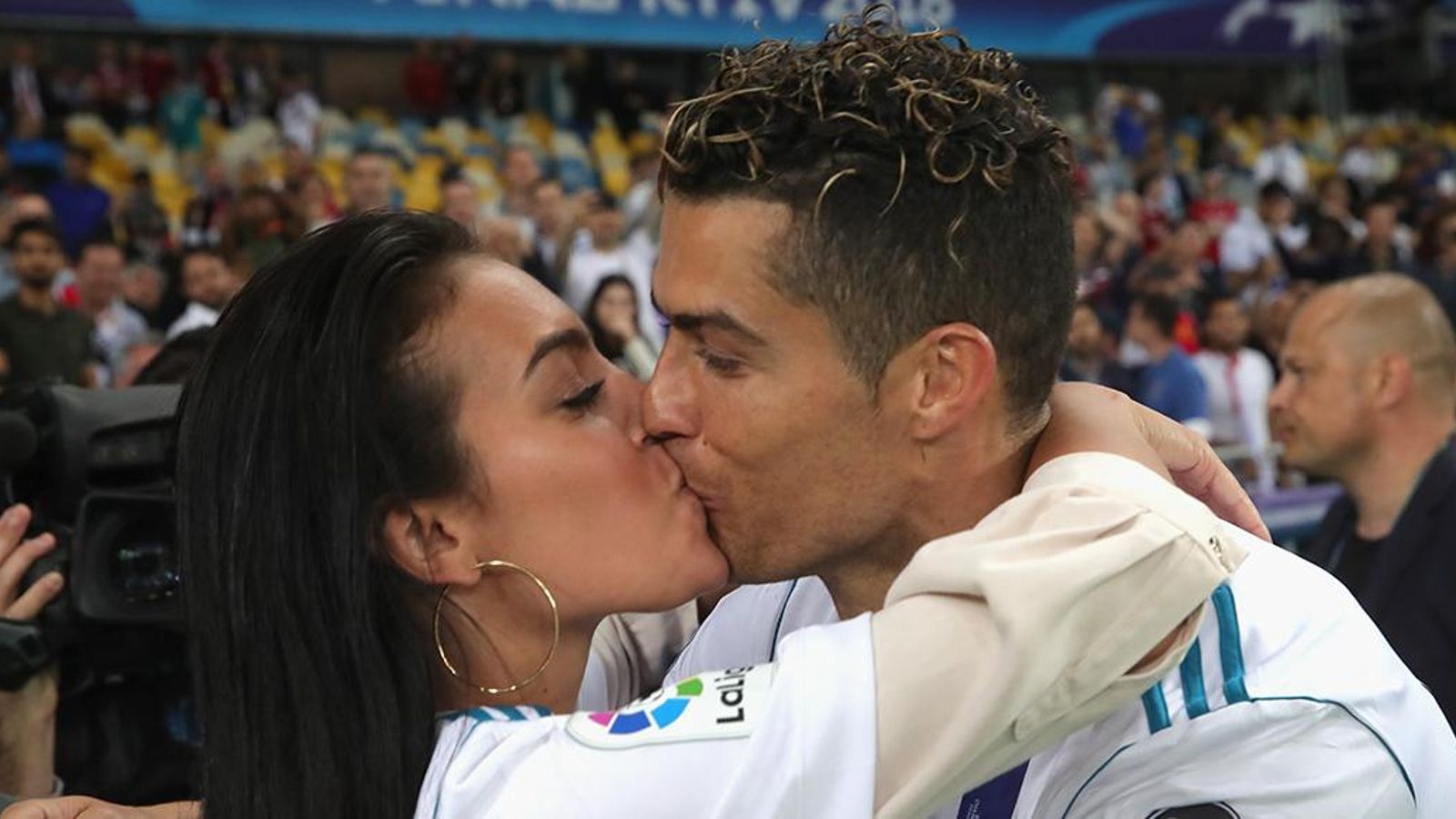 Ronaldo y Georgina se besan tras una victoria del Real Madrid.