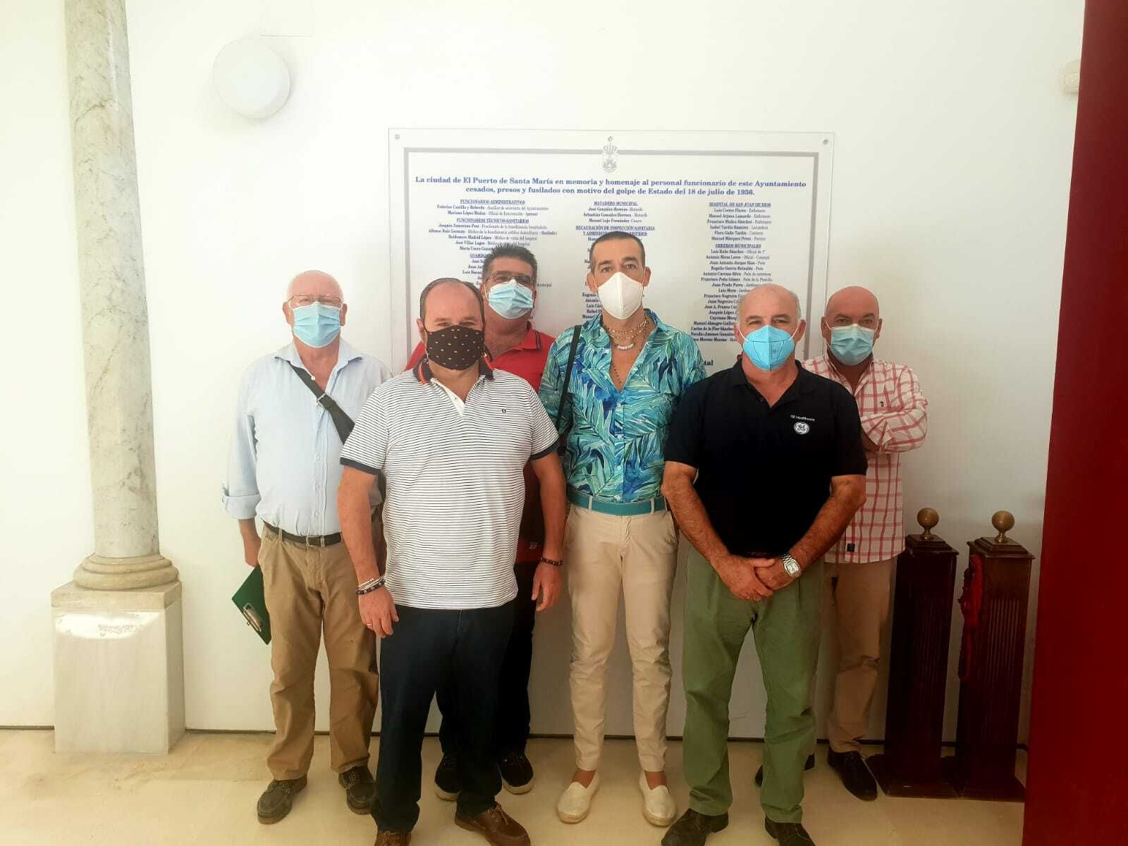 David Calleja, con representante de las dos hermandades.