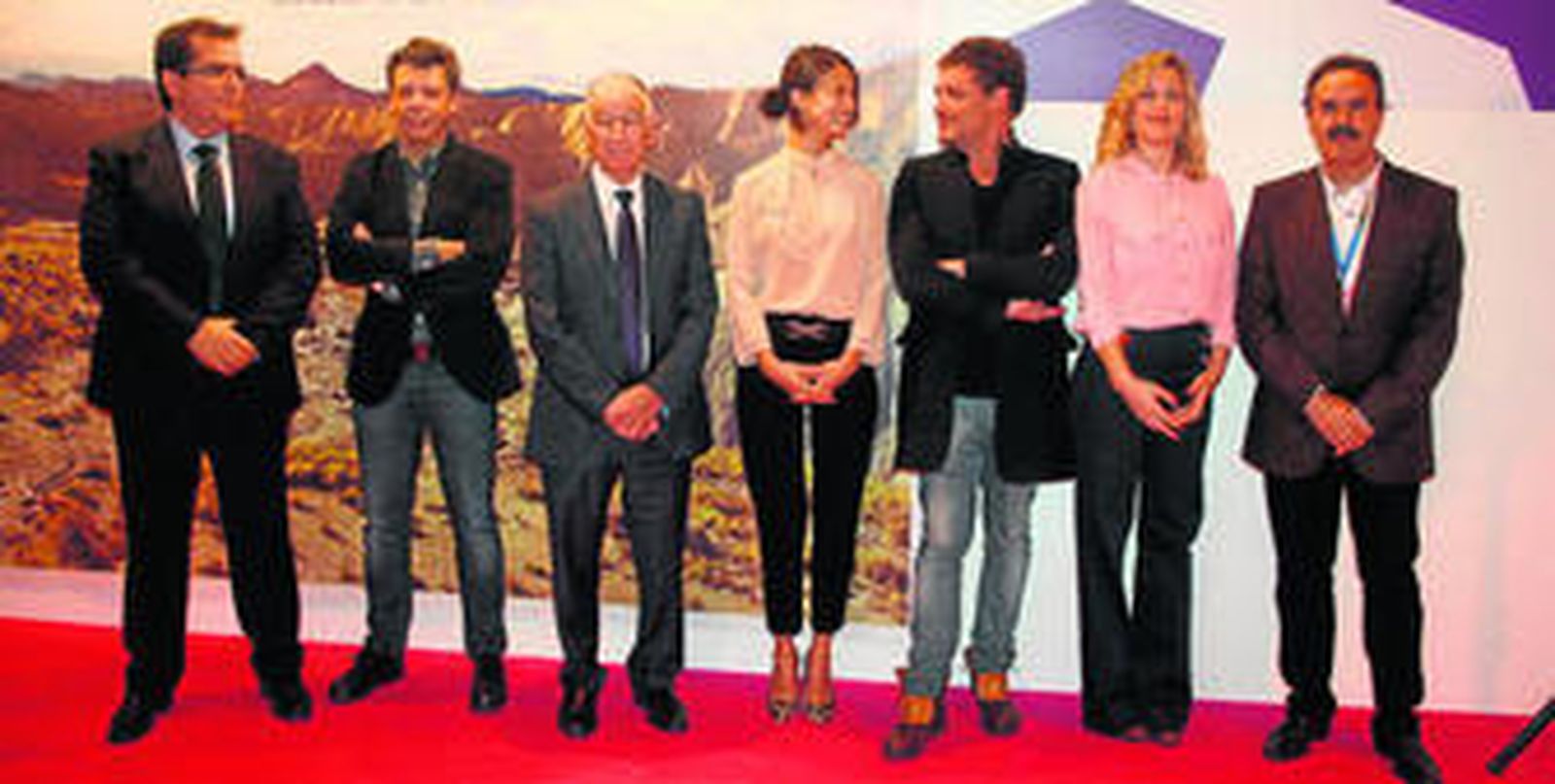 Los intérpretes y productor de 'Mar de Plástico' rememoraron el rodaje en la provincia acompañado por las autoridades almerienses.