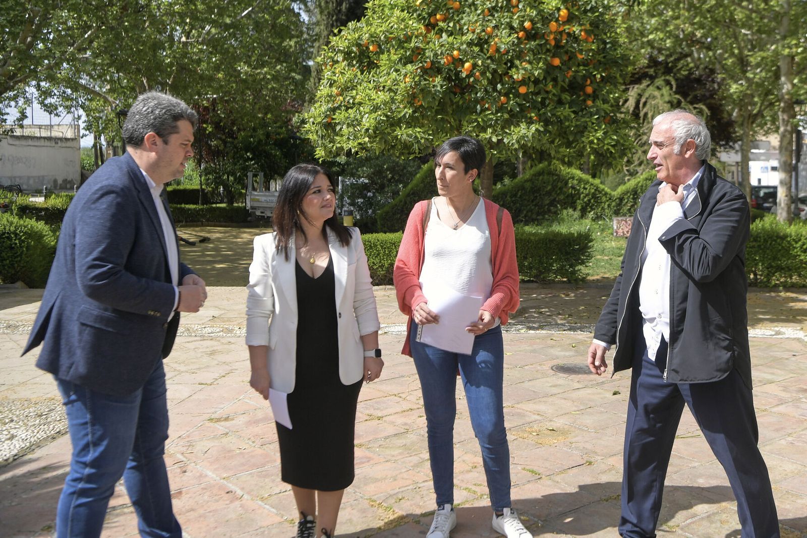 Adarve, segunda a la izquierda, junto al candidato a la Alcaldía, Carlos Porcel, y los concejales de IU