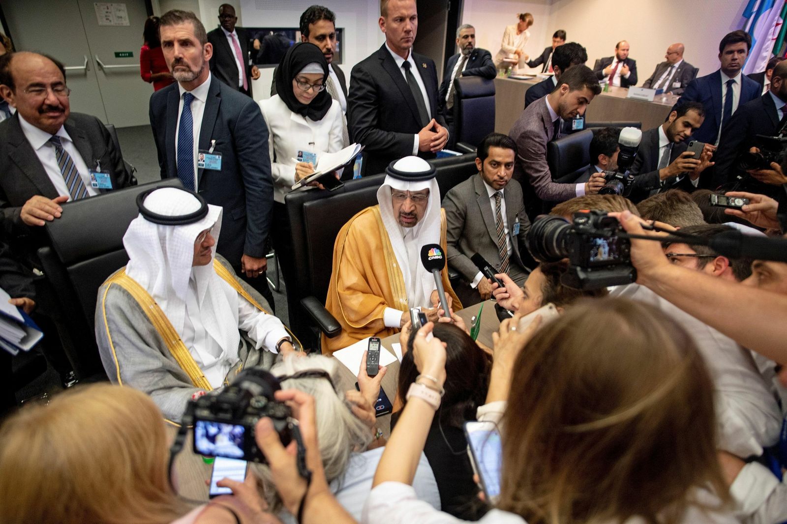 El ministro saudí de Energía, Khalid al-Falih, atiende a los medios.