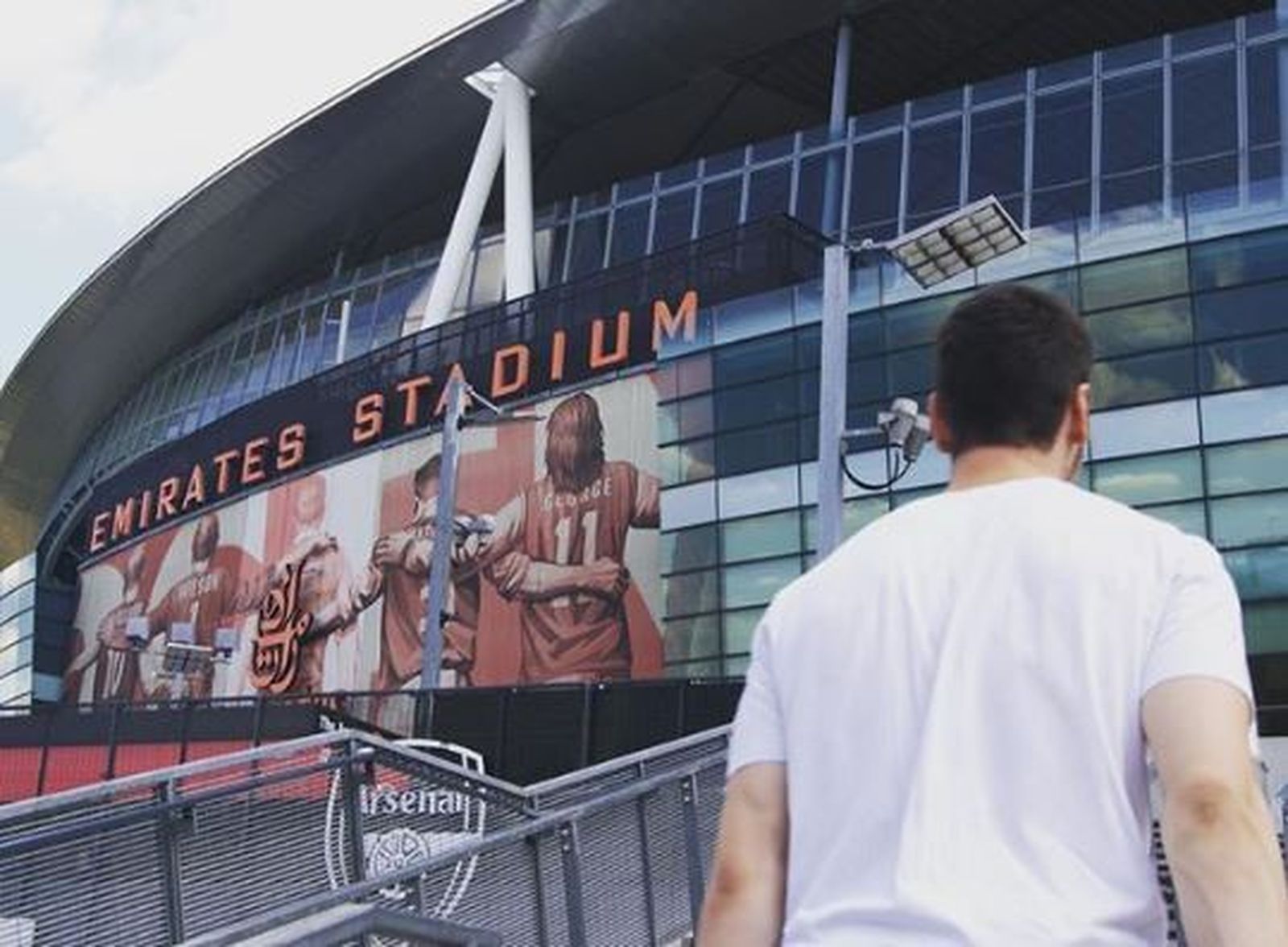 Brizuela, en las puertas del Emirates Stadium.
