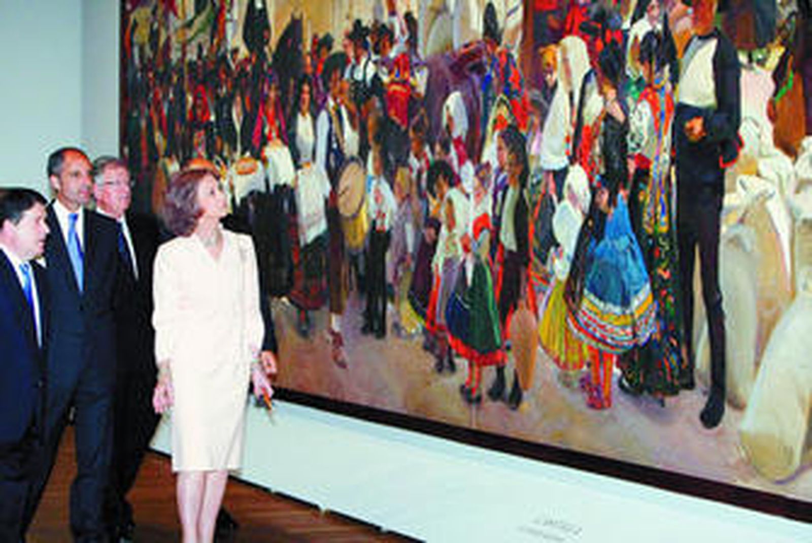 La Reina Doña Sofía, junto a Francisco Camps y otras autoridades, ayer, en el Museo del Prado.