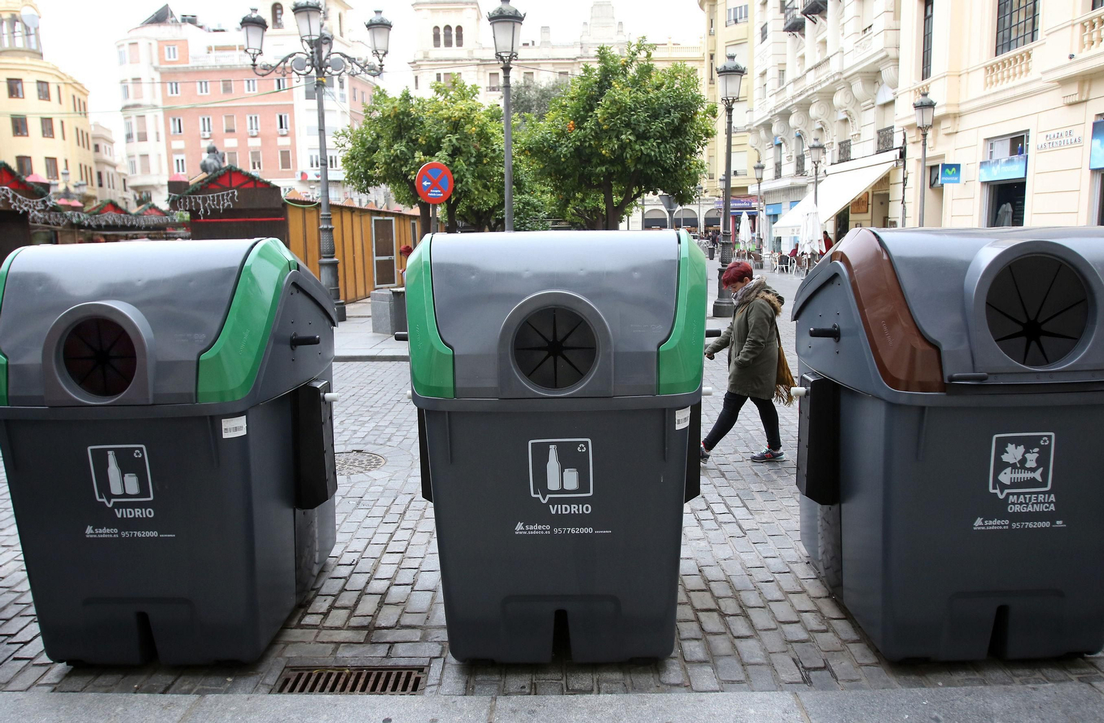 Contenedores de Sadeco ubicados en la plaza de las Tendillas.