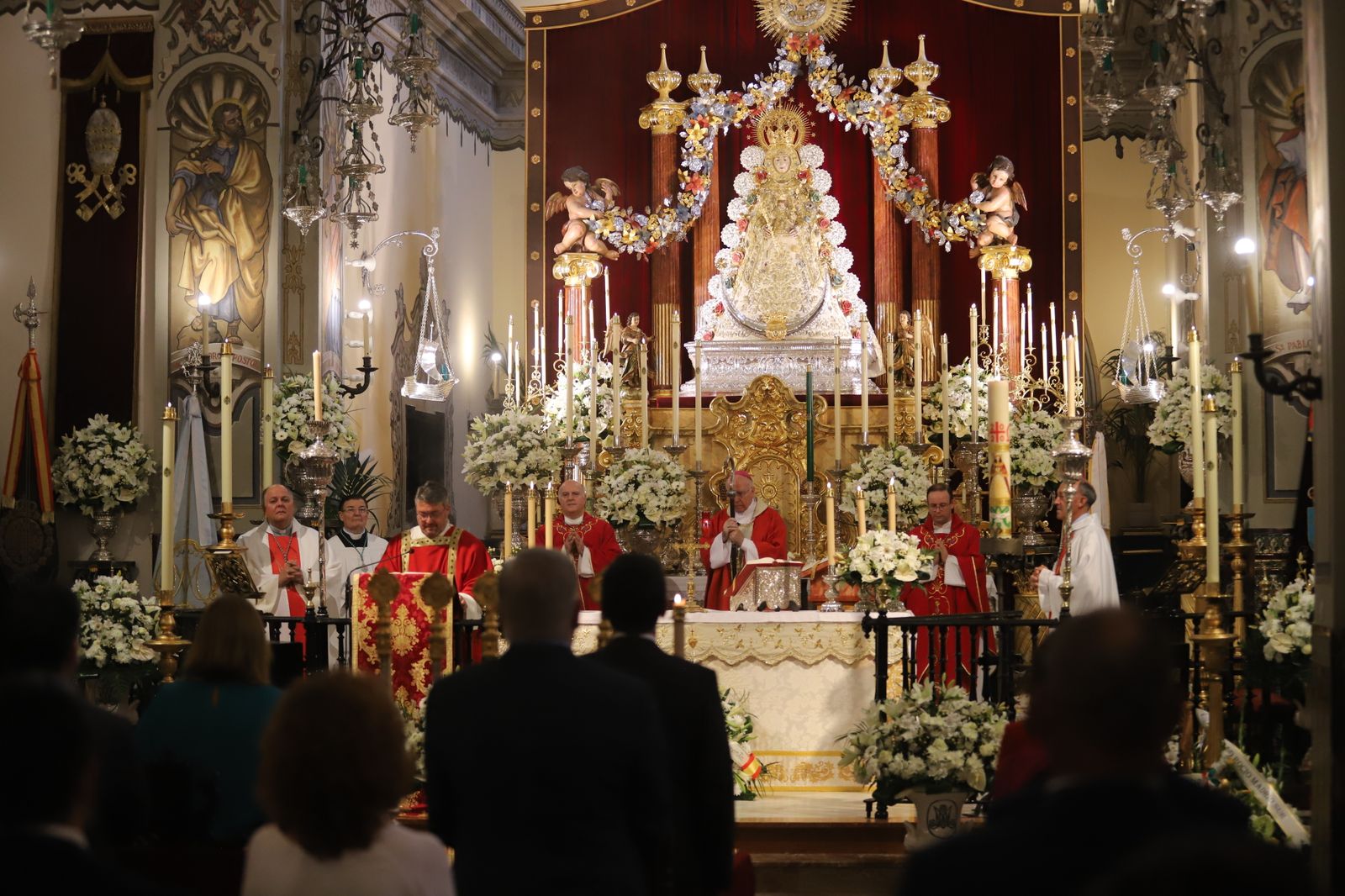Imágenes de la misa de Pentecostés atípica y a puerta cerrada por el coronavirus, en la parroquia de la Asunción de Almonte