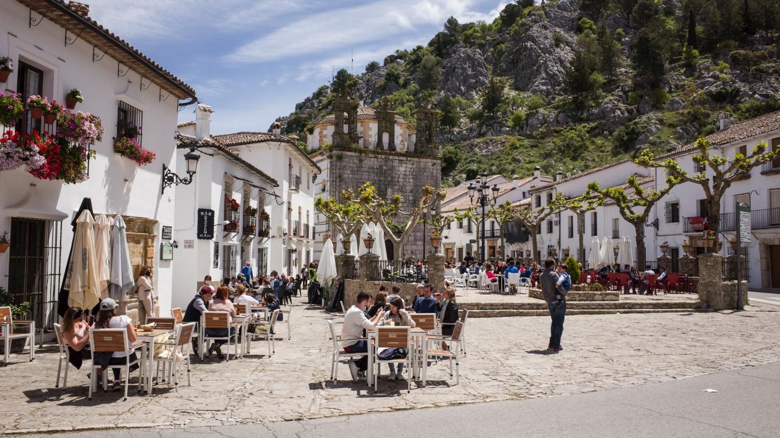 Un aspecto de la plaza de Grazalema este sábado