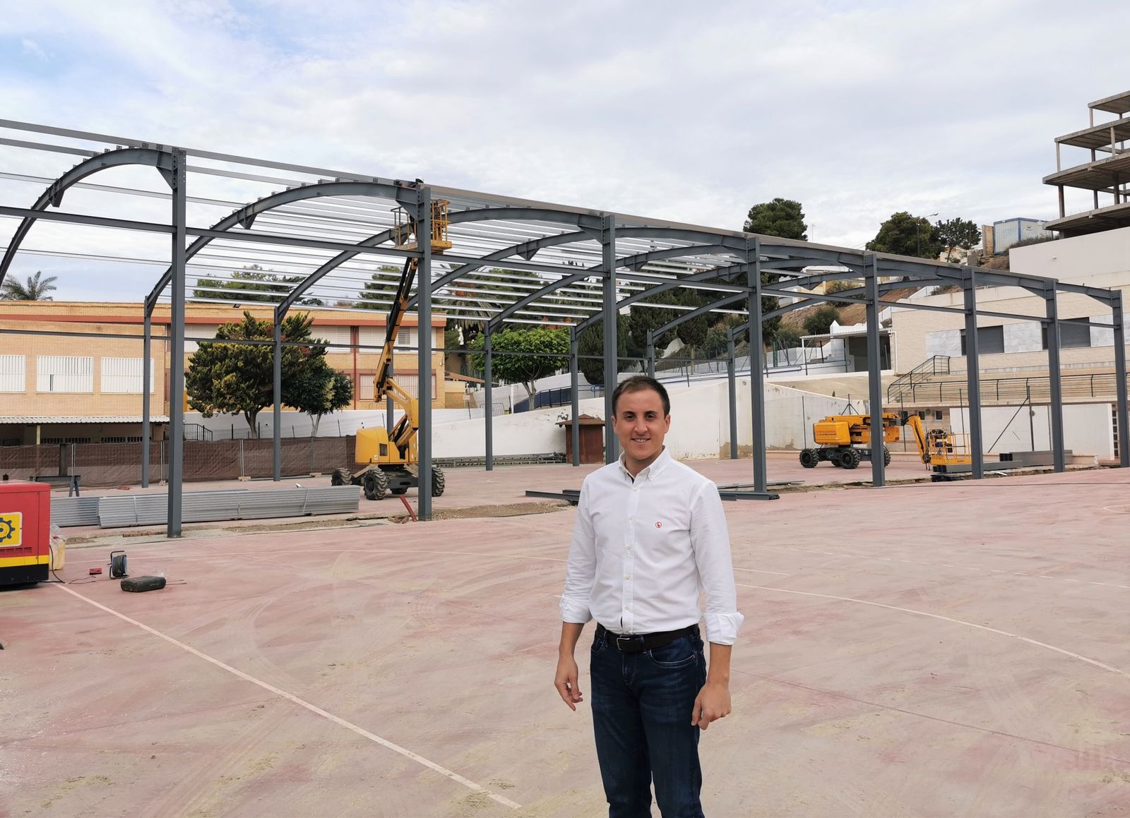 El montaje de la cubierta de las Pistas Polideportivas Municipales 'Nino' de Vera avanza a buen ritmo