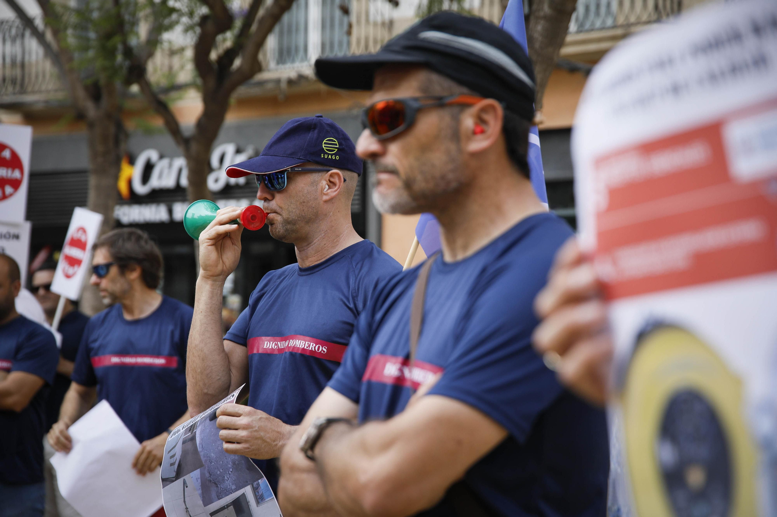 Manifestación de los bomberos quemados de Almería, en imágenes