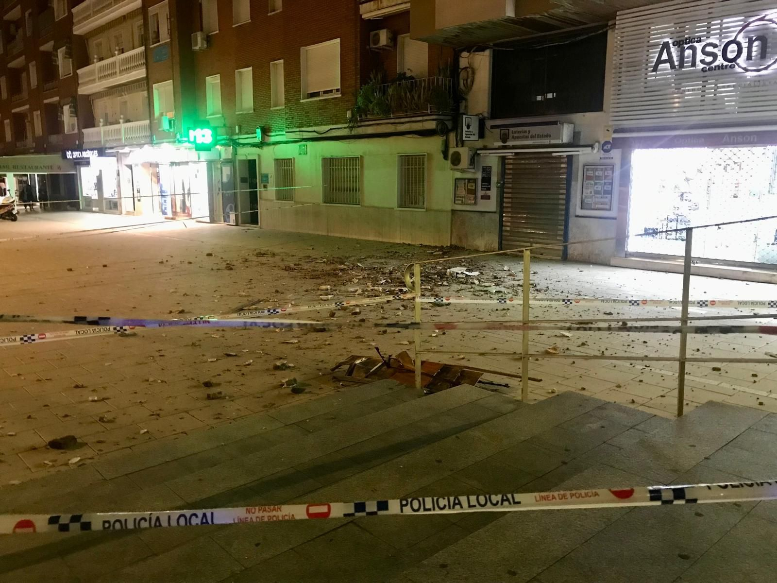 Los cascotes desprendidos en la plaza de la Mujer.