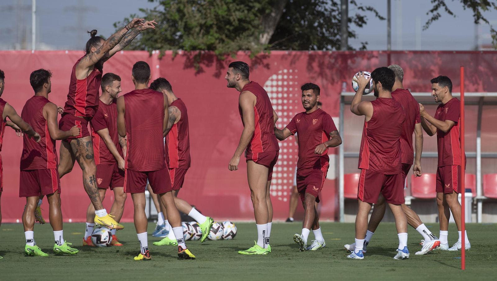 Gudelj, que formará en el eje con Rekik, salta hacia Rafa Mir rodeado de futbolistas.